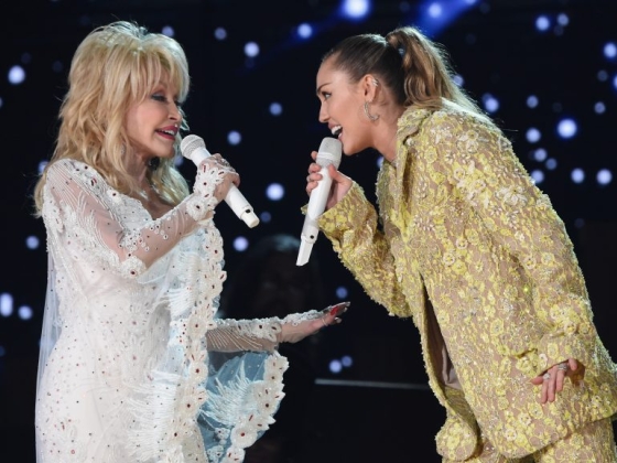 Miley Cyrus elárulta, miről beszélgettek utoljára keresztanyjával, Dolly Partonnal