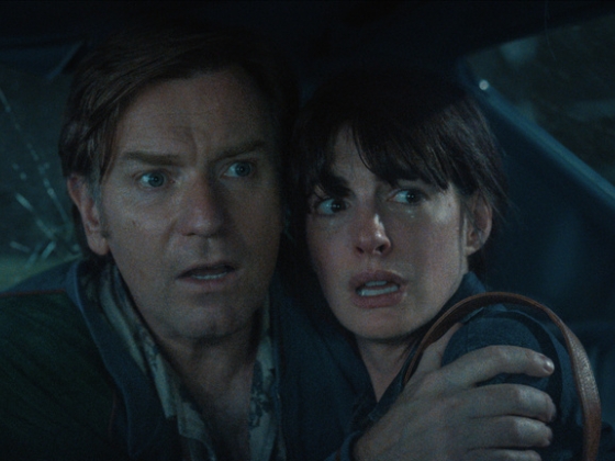 Anne Hathaway és Ewan McGregor nyakába szakadt a Jurassic Park ebben az új filmben