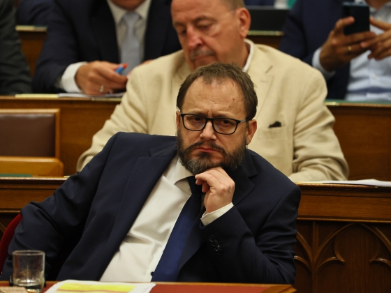 Kármán András bejelentette, mi alapján alakíthatják át a 13. és 14. havi nyugdíjat