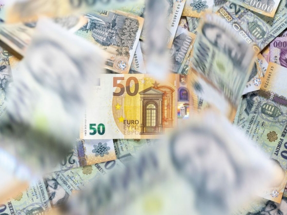 Hatalmasat ütöttek a forinton: oda a heti erősödés, régmúlt már a 360-as euró – szenvednek az európai tőzsdék is