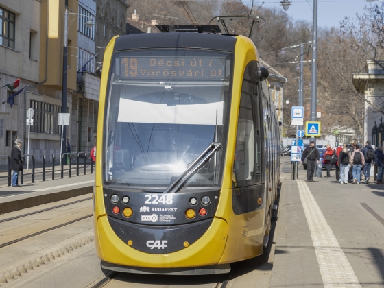 Elgázolt egy gyereket a villamos a Batthyány téren: fotókon, ahogy kiszabadítják a szerelvény alól a tűzoltók