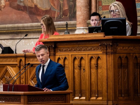 „Dilettáns kóklerek” – keményen kiosztotta Magyar Péter a fideszeseket