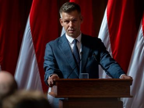 Ennek tényleg vége – Magyar Péter eldöntötte a „közpénzhorgász” Áder János alapítványának sorsát