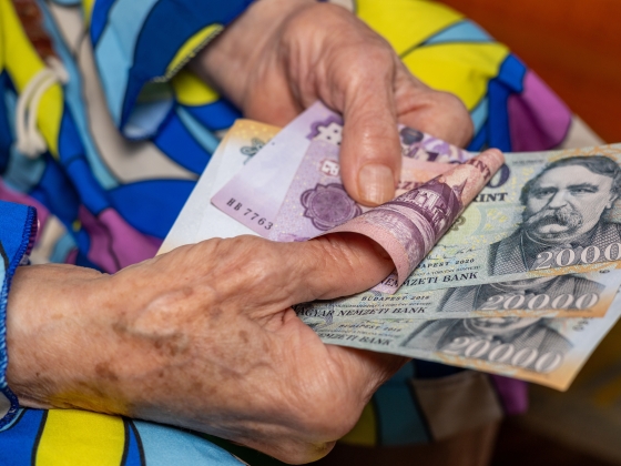 Megvan, kiket érint az öregségi nyugdíjminimum emelése – de mi teljesült Magyar Péter ígéretéből?
