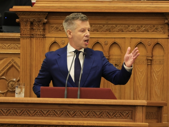 Magyar Péter felszólalásával kezdődik a rendkívüli parlamenti ülés – kövesse élőben a Blikken!