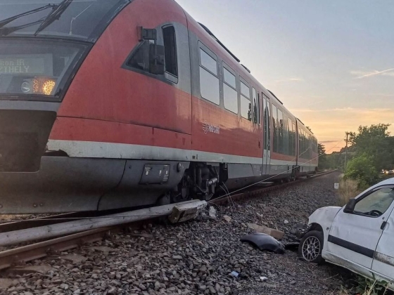 Ijesztő kép kering egy vonatbalesetről, pedig nem hajtott rá az autó a sínekre