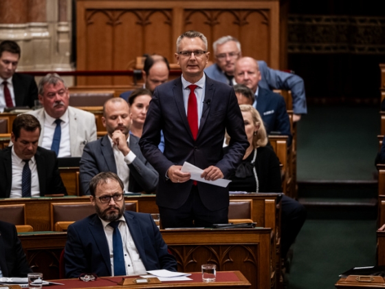 Rétvári Bence arról beszélt, hogy Magyar Péter korábban a Karmelita teraszán élvezte a tűzijátékot