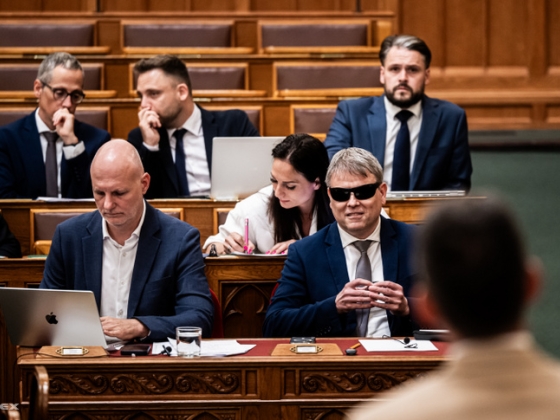 Novák Előd Kátai-Németh Vilmoshoz intézett kérdést, ő azonban nem hajlandó szóba állni a Mi Hazánkkal