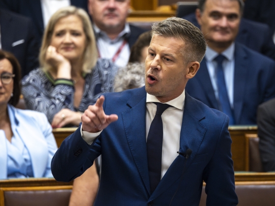 Magyar Péter nyuszimotoros példán keresztül magyarázta el a Parlamentben, hogy mi a különbség a rosszcsont óvodások és az ellenzéki politikusok között