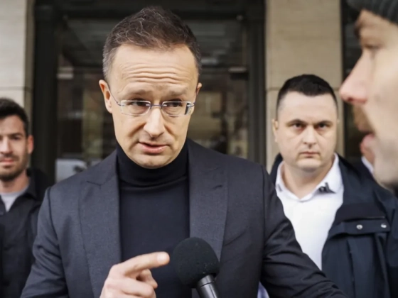 Szijjártó Péter visszalépett a pertől, amit a Samsung-ügy miatt indított a Telexszel szemben