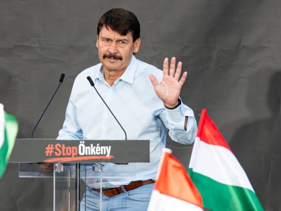 Áder János alapítványa szerint jogi képviselőjük a Miniszterelnökségen volt, amikor Magyar Péter kiposztolta, hogy a jelenlegi formában megszűnnek