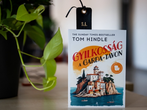 Gyilkosság a Garda-tavon: Agatha Christie nyakon öntve egy pikáns olasz szósszal