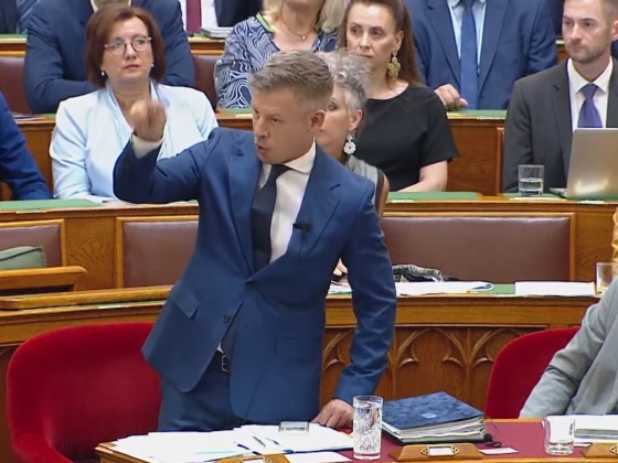 „Tudja, hogy mit lehet itt sajnálni? Egyedül a gyermekeit lehet sajnálni” – övön aluli támadással próbálta földre vinni Magyar Pétert a fideszes Pócs János