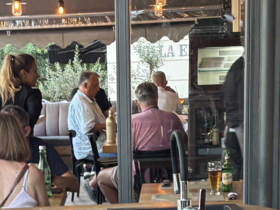 Orbán még mindig Horvátországban nyaral, ezúttal Korčula szigetén fotózták le