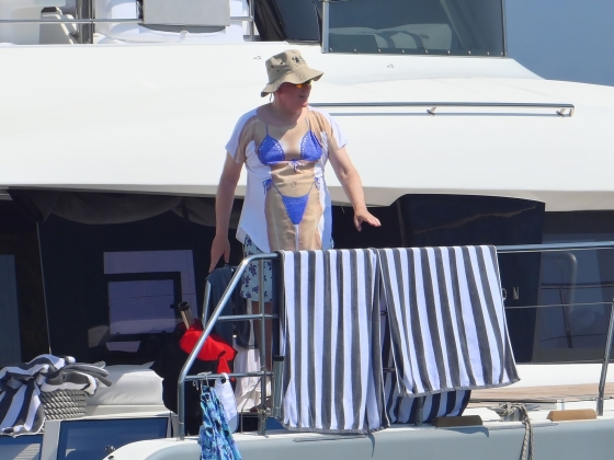 Bikinis nőként lazít, zavarbaejtő fotók készültek II. Albert monacói hercegről