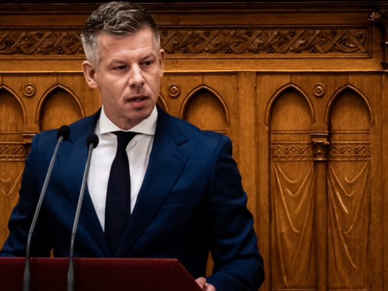 „Most ennek vége” – Magyar Péter ultimátumot adott a Fidesznek, miután Pócs János szájára vette a kormányfő fiait