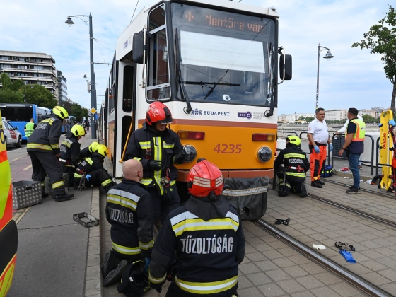 Egy hatéves kisfiút gázolt el a villamos a Batthyány téren – Meg kellett emelni a szerelvény oldalát, hogy ki tudják venni a gyermeket alóla
