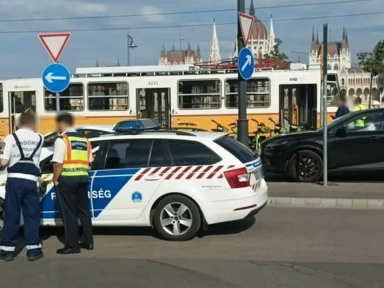 Apja és testvére is végignézte: 50 méteren keresztül tolta a hatéves kisfiút a villamos a Batthyány térnél
