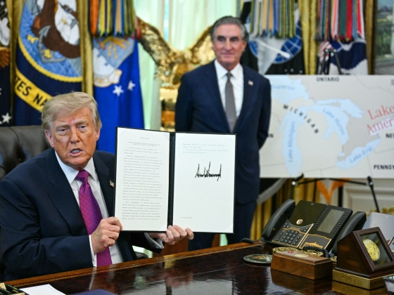 Nem csak egy kósza krézi ötlet volt, Trump tényleg átnevezte az Ontario-tavat Amerika-tóra