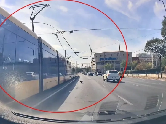Autóra csapódott az 1-es villamos felsővezetéke Budapesten – videón a döbbenetes pillanat