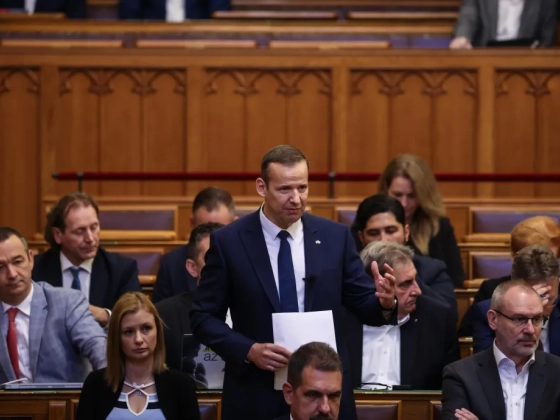 Toroczkaitól megkérdezték a Kossuth rádióban, hogyan ugorhatott be az összes képviselőjüknek ugyanaz a házszabály, amikor fel kellett volna állni a roma holokauszt áldozatai előtt tisztelegni