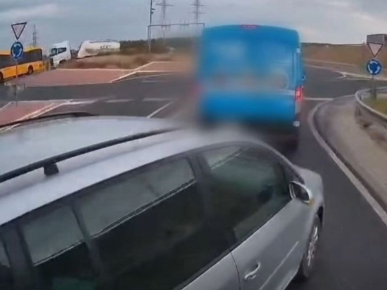 Meggondolta magát a körforgalomnál, a másik autó lökte odébb + videó