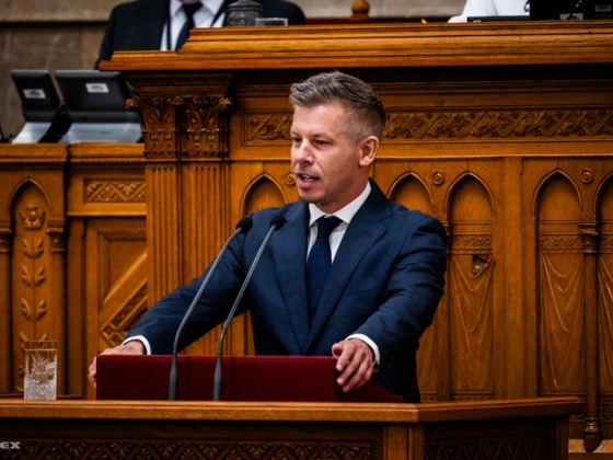 Magyar Péter: Lopni bűn, félrenézni bűnrészesség. Ugye, frakcióvezető úr?