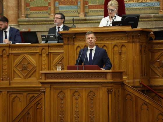 „Lopni bűn, félrenézni bűnrészesség” – Magyar Péter újra odacsapott az ellenzéknek a parlamentben