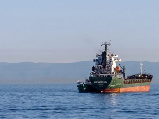 Kigyulladt, majd elsüllyedt egy teherhajó a Fekete-tengeren, miután drón csapódott neki