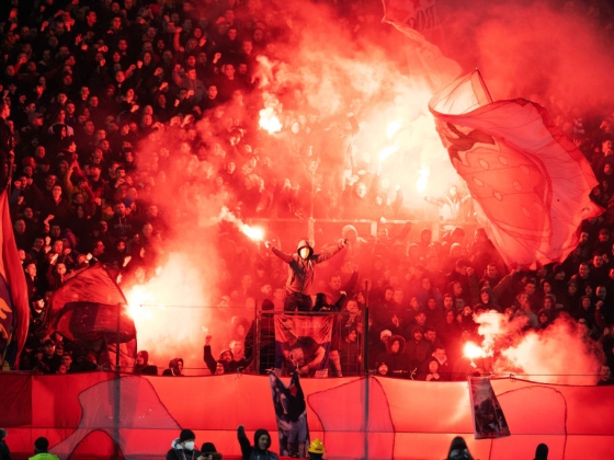 Népirtásért felelős háborús bűnöst éltető molinókat osztott meg a nagy múltú európai fociklub – fotó