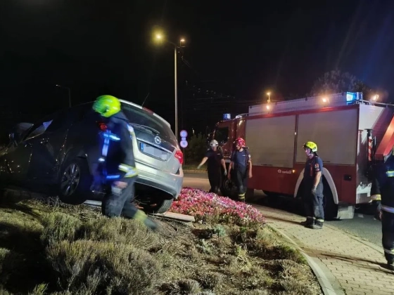 Egy másik kocsival ütközött, majd letarolta a szökőkutat egy autós Kaposváron - fotó