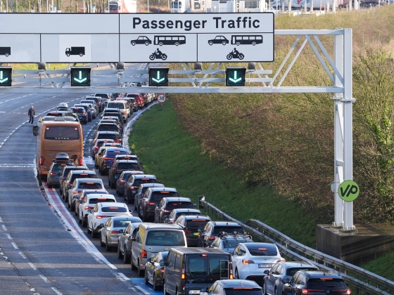 Baleset történt a 82-es főúton, félpályás lezárás nehezíti a közlekedést