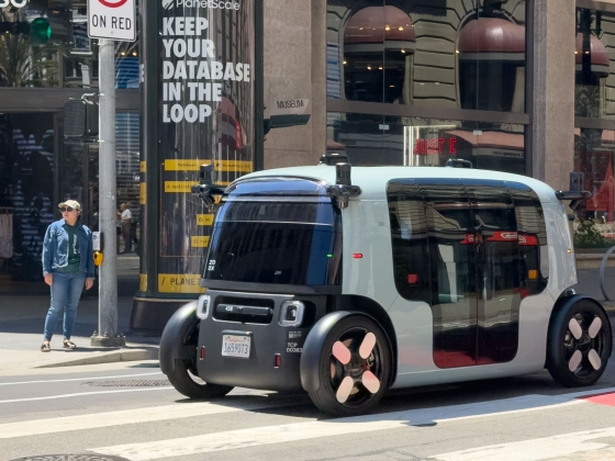 Kína robotjai és az Amazon önvezető járműve is a Tesla legnagyobb ígéretét támadja