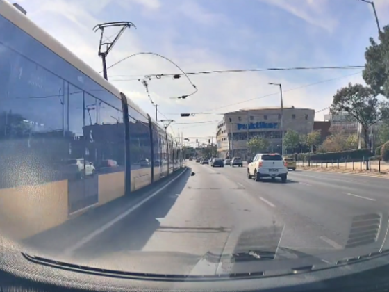 Döbbenetes videó: menet közben csapódott egy autóra az 1-es villamos leszakadt felsővezetéke
