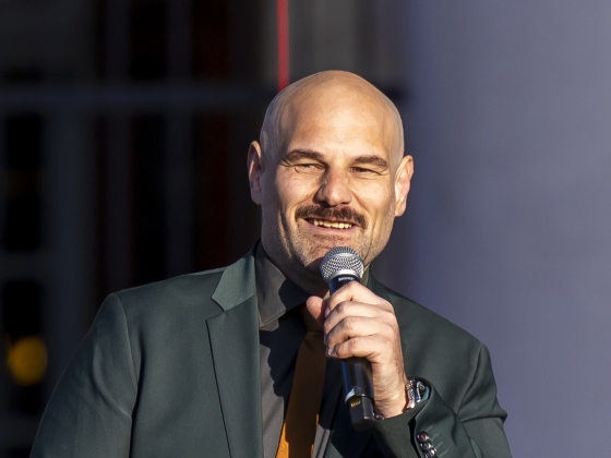 Cicája nehezíti meg a dalszövegírást Kocsis Tibor számára