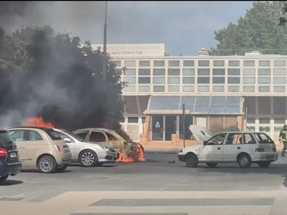 Kigyulladt két autó a Thököly úti SZTK előtt