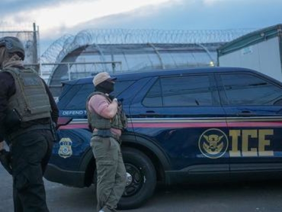 Trump szintet lépett: áramütést okozó kesztyűvel fenyíti az ICE a bevándorlókat
