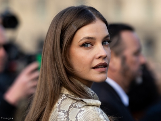 Palvin Barbarát ritkán látott édesanyjával kapták lencsevégre, nagyot nőtt a modell terhespocakja