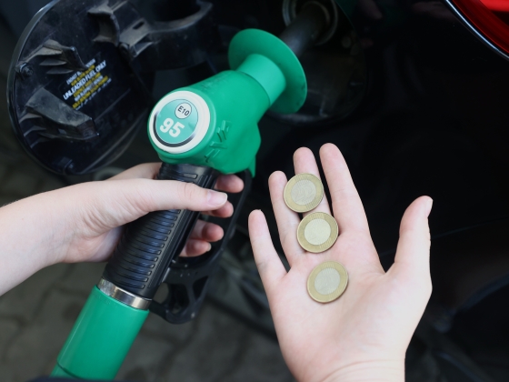 Jelentős drágulás jön, de ezúttal a benzinesek szívhatják a fogukat: így alakulnak a hétvégi árak a hazai kutakon