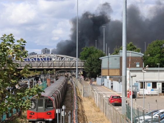 A pokol tüze tombol a Wembley stadionnál, mérföldekről is látszik a füstfelhő – videó