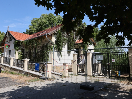 Rejtélyes okból lezárták a hegyvidéki ház környékét, hetek óta nincs posta és idősek klubja - Kiderítettük, mi történik ott