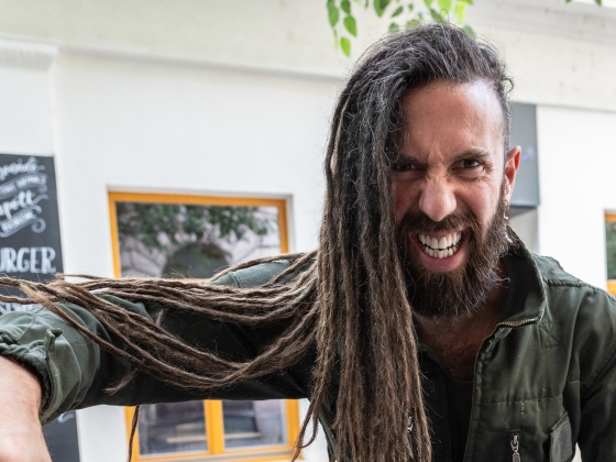 Ijesztően bizarr: újabb madár fészkelt Varga Viktor fejére – videó
