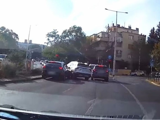 Ráhúzta a kormány a másik autóra, majd letarolta a jelzőlámpát a suzukis + videó