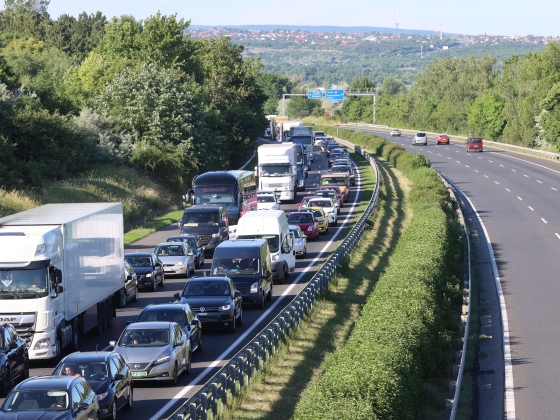 Aki teheti, ne induljon az M1-es irányába! Baleset miatt torlódnak a járművek