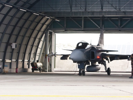 Üldözőbe vettek a Gripenek egy Kalocsáról elkötött kisrepülőt