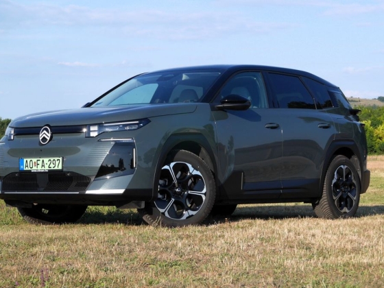 Nem drágább a kínaiaknál, és csak nevet az úthibákon ez a francia SUV - Citroen ë-C5 Aircross teszt