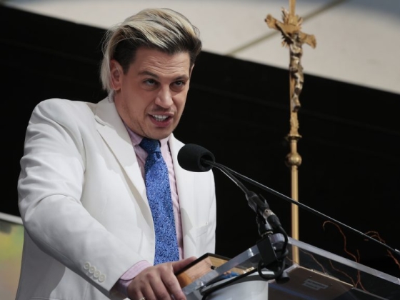 Kitoloncolják Amerikából a kitoloncolást támogató, Orbánt méltató politikai kommentátort