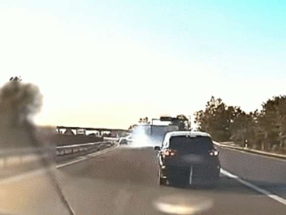 Egy pillanat alatt bebicsaklott a kamion az M4-esen, a szalagkorlát fogta meg