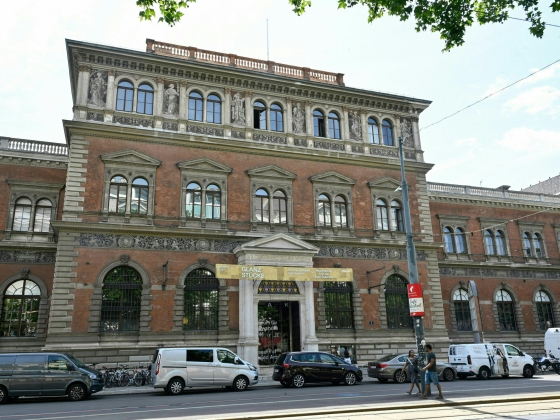 Fényes nappal loptak el egy több mint 600 gyémánttal díszített nyakláncot egy bécsi múzeumból