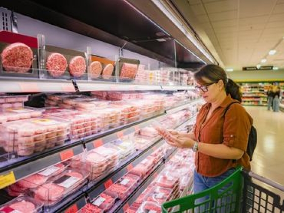 Négyszer annyi antibiotikum az import húsban: drága árat fizethetnek a magyarok az olcsó élelmiszerért